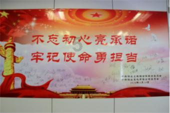 天宝收费所宜丰收费站 小车故障滞留收费站 “高速映山红”服务不打烊