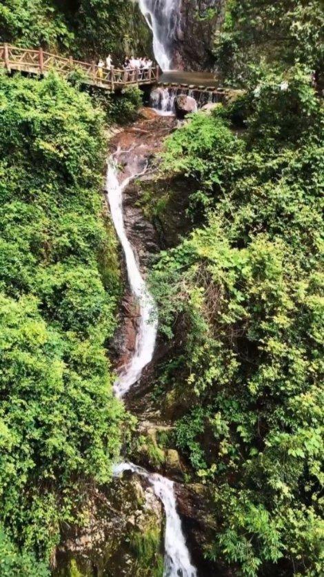 逃离昏暗的废弃城