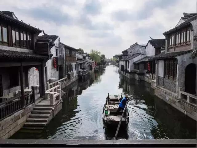 2万现金塞蛋糕里，店老板收奇葩顾客转账后卡被冻结