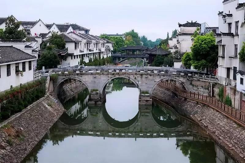 张卫健彩排意外从空中坠地，钢琴砸身，现场视频曝光引担忧
